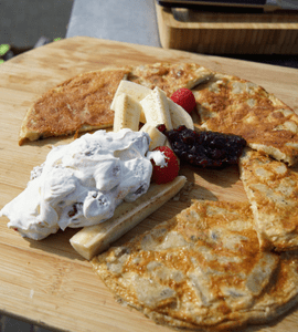 pannenkoekjes met banaan, bosvruchten uit skillet pannenkoekjes met banaan, bosvruchten uit skillet